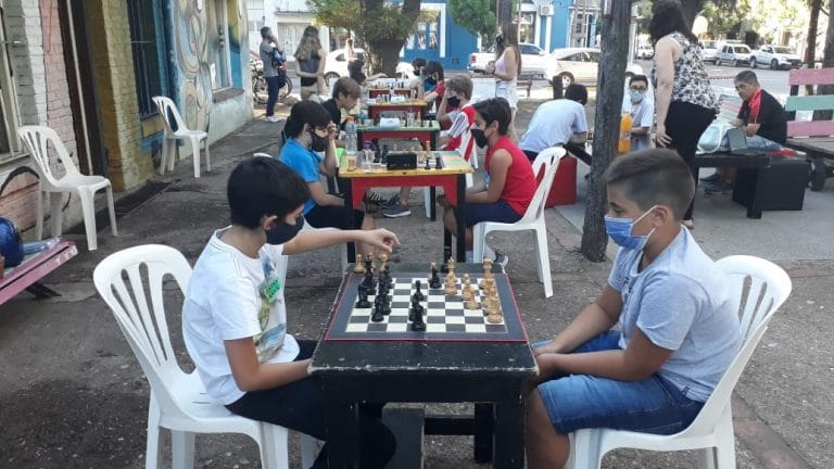 La Escuela Municipal de Ajedrez cerró sus actividades con un gran encuentro al aire libre