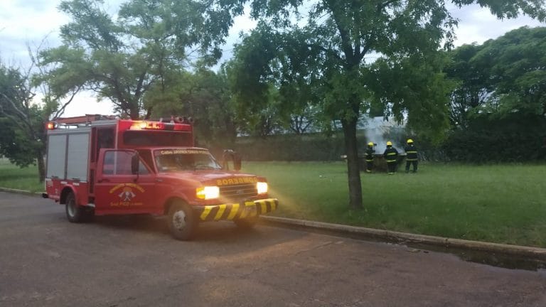 Una dotación de Bomberos Voluntarios trabajó en el incendio de un contenedor de basura ubicado en el Parque Industrial