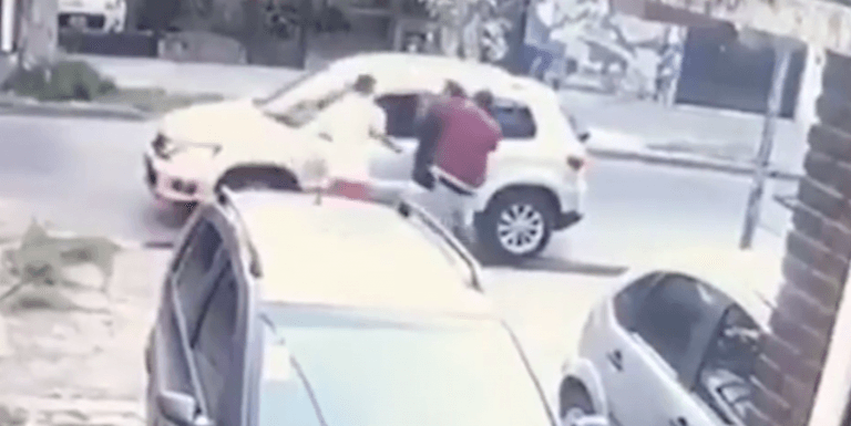 Buenos Aires: (Video) asaltan a una pareja y antes de llevarse el auto le dejan bajar la silla de ruedas