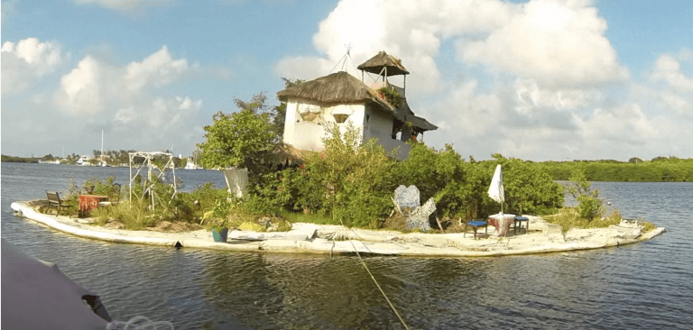 Cancún: construyó una isla sobre miles de botellas de plástico y hoy es un atractivo turístico