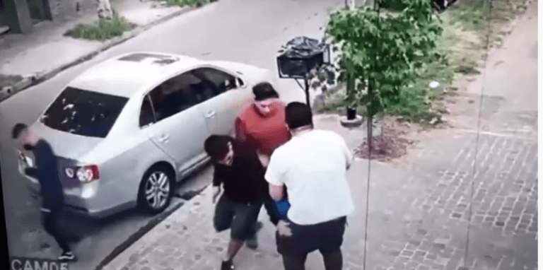 Mirá el video: violento robo a un papá y su pequeño hijo en Villa Ballester