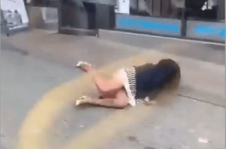Insólita pelea: un pasajero tiró del colectivo a una mujer que lo escupió y todo quedó registrado en TikTok