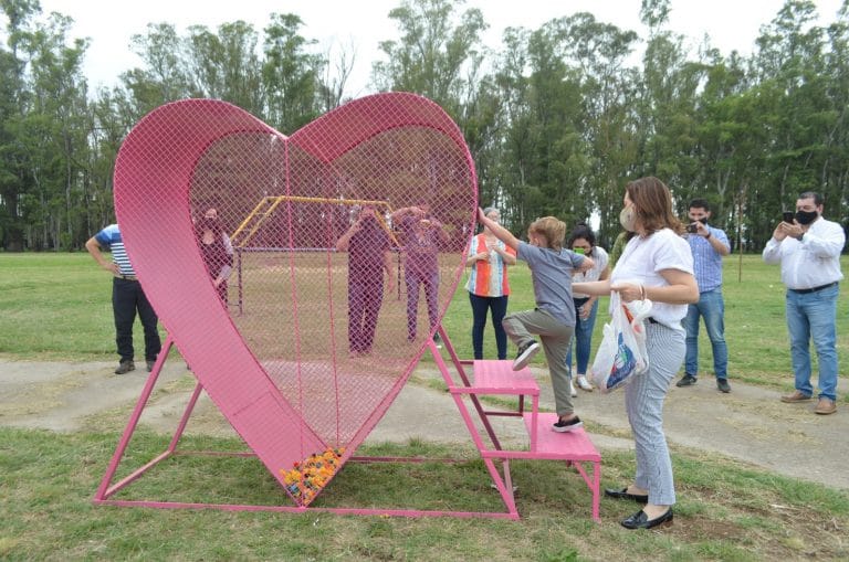 A juntar tapitas para el Garrahan: colocaron un “Corazón Recolector” en calle 40 esquina 1