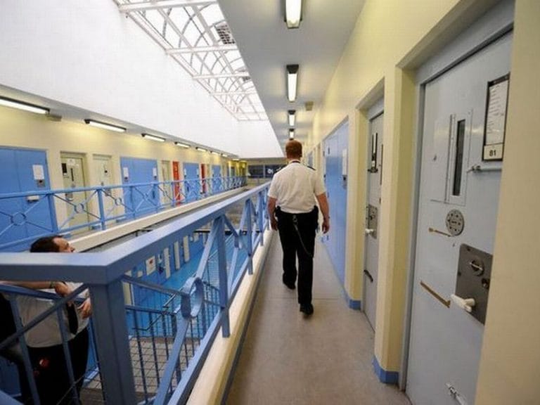 Reino Unido: Violaron y asesinaron en la cárcel a un pedófilo que abusó de casi 200 nenes “para que sintiera lo que les hizo”