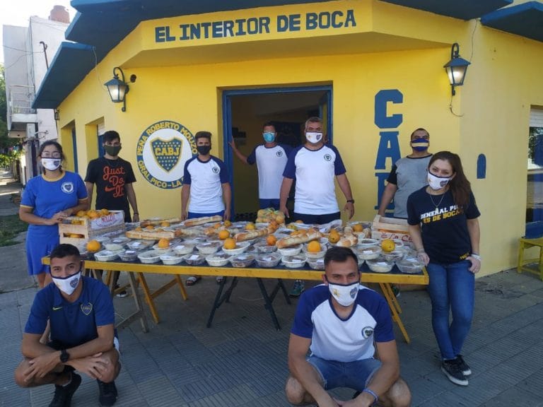La Peña boquense “Roberto Mouzo” elaboró más de 130 viandas a beneficio del merendero Sophie