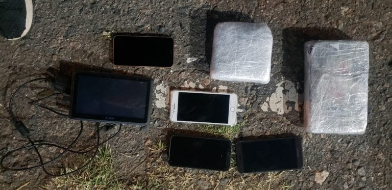 La Adela: Detuvieron a tres personas que transportaban casi 2 kilos de cocaína en un auto robado