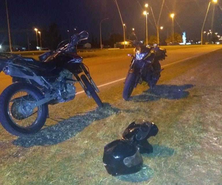 Circulaban por la Av. Brunengo, perdieron el control y terminaron cayendo: Dos personas fueron hospitalizadas