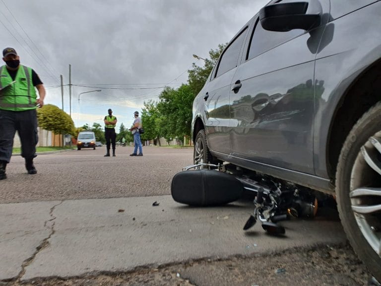 Una moto quedó atrapada debajo de un auto luego de chocar en calle 111 y 26: Madre e hija fueron hospitalizadas