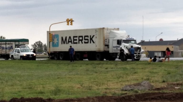 Dos camiones de la misma empresa colisionaron fuertemente cerca de la entrada al barrio Federal