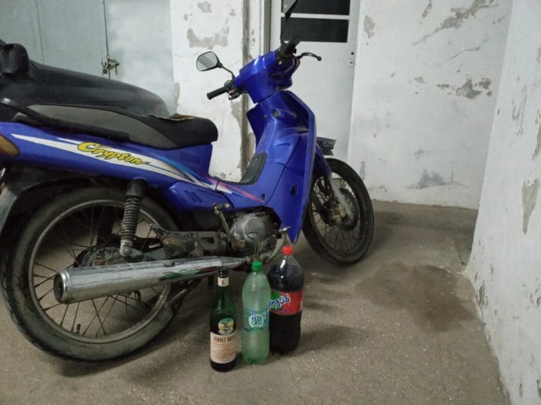 Iban a una “previa”, los detuvo la policía y les secuestró bebidas alcohólicas y una moto