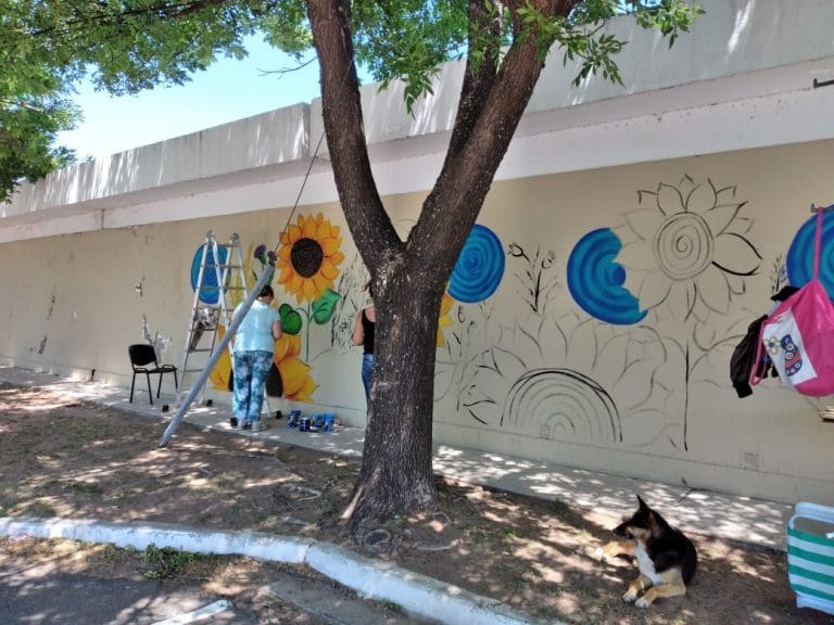 Muralistas piquenses le dieron color a las paredes de Médano, el tapial del Cementerio y la Plaza San Martín