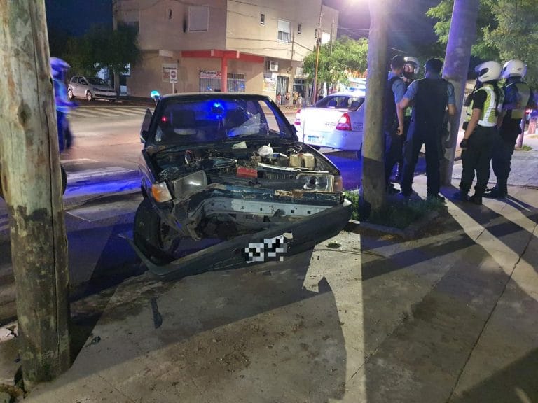 Accidente en calle 21 y 2: “Siguió de largo” y colisionó fuertemente contra un poste