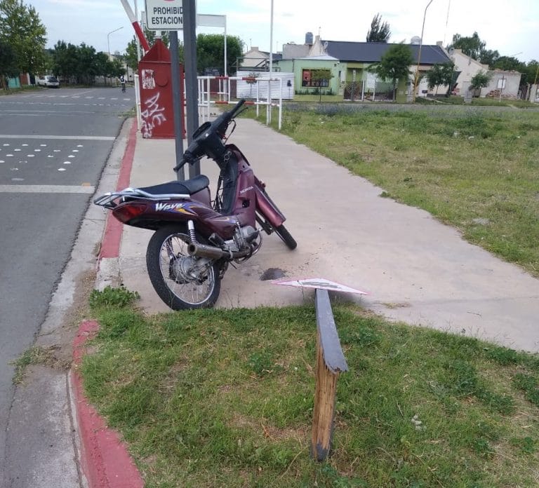 A un motociclista de 16 años se le salió la cadena de la moto y terminó golpeando contra el cordón: Sufrió un corte en una de sus piernas