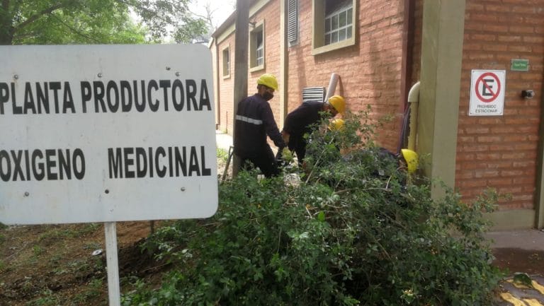 Personal de Corpico trabaja para solucionar una falla eléctrica en la Planta de Oxígeno del Hospital Gobernador Centeno