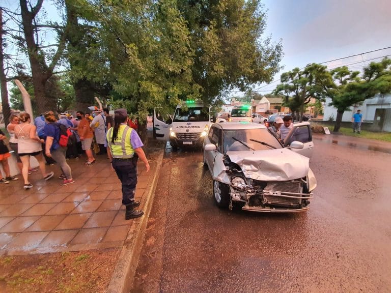 Fuerte choque frontal frente al Centeno: Cuatro menores de edad fueron hospitalizados