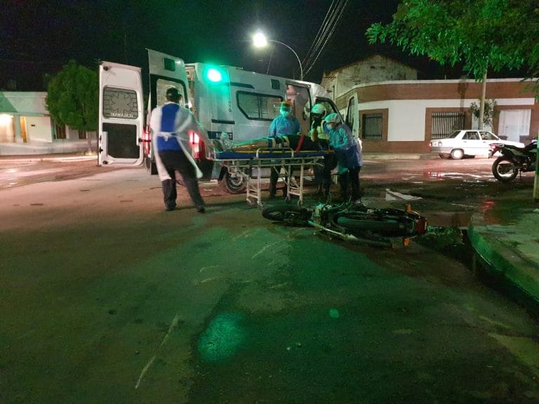Accidente en calle 7 esquina 18: Un joven cayó de su moto y fue trasladado al Hospital con posible fractura en una de sus piernas