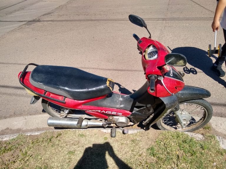 Choque entre moto y pick up en calle 2 y 103: Una mujer fue hospitalizada, mientras que el otro conductor escapó del lugar