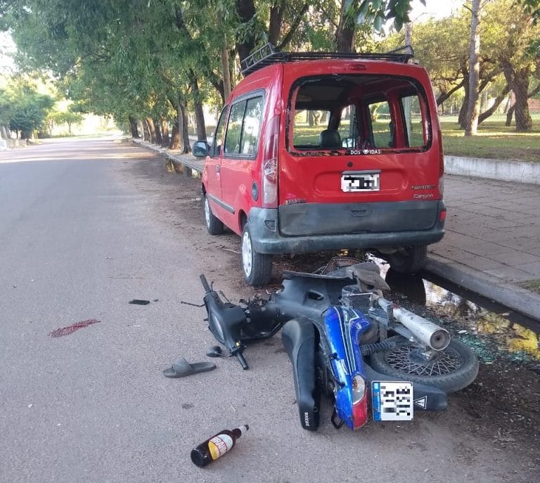 Motociclista se chocó una camioneta estacionada en calle 108 y Fraternidad: Fue trasladado inconsciente al Hospital