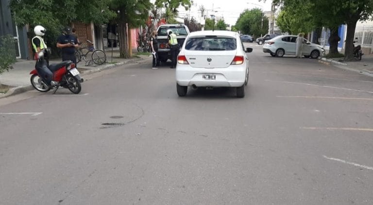 Choque en el centro de General Pico: Una motociclista fue hospitalizada