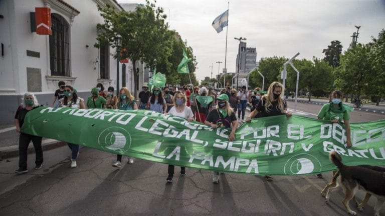 “Caravana verde”: Un centenar de mujeres se congregaron en La Pampa y otras provincias para exigir que se apruebe este año el aborto legal