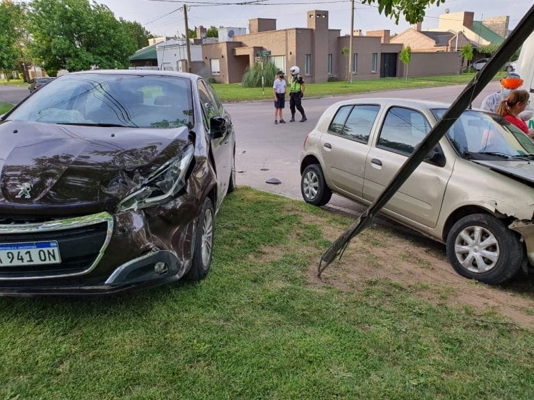 Fuerte choque: Dos autos quedaron arriba de la vereda tras colisionar