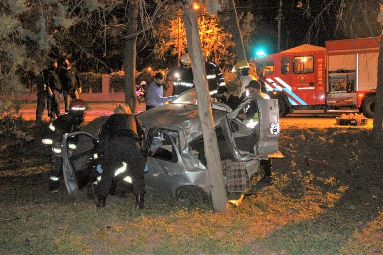 Accidente en Ruta 1 entre calles 2 y 4: Dos de los jóvenes continúan en terapia intensiva con pronóstico reservado, mientras que el tercero permanece en sala común junto a su familia