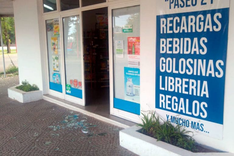 Rompió vidriera de un kiosco y fue atrapado por la policía