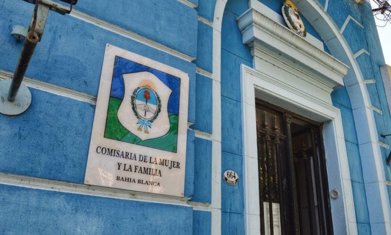 Adoptaron a dos hermanitos africanos y los abandonaron en una comisaría bahiense