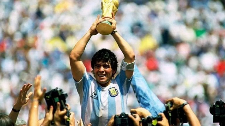 Presentan proyecto para instituir la fecha de nacimiento de Maradona como Día Nacional del Fútbol