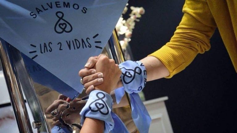 La política evangélica: dispersos en lo partidario, unidos en el antiaborto