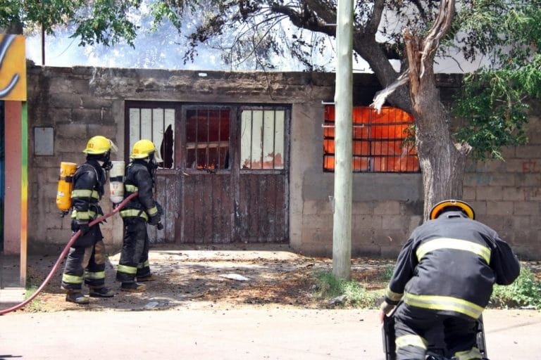 Bomberos trabajaron en un incendio de un galpón