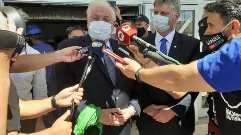 Ginés González García posó con un pañuelo verde en La Pampa