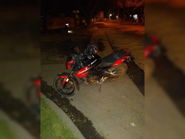 Perdió el control de su moto, cayó sobre la cinta asfáltica y debió ser hospitalizado