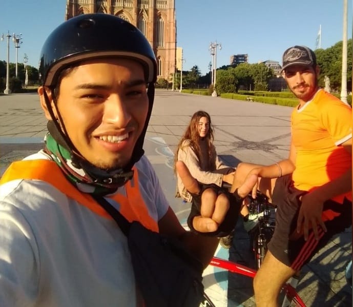 Estudiante viajó 700 kilómetros en bicicleta hacia una localidad del norte de La Pampa para volver a ver a su familia