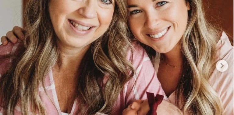 Estados Unidos: a los 51 dio a luz al bebé de su hija, fue madre y abuela a la vez