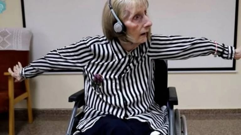 ¡Emocionante Video! Mirá la conmovedora reacción de exbailarina con alzheimer al escuchar El lago de los cisnes