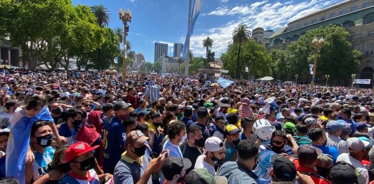 La masiva despedida a Maradona y el coronavirus: “El mensaje termina siendo confuso”