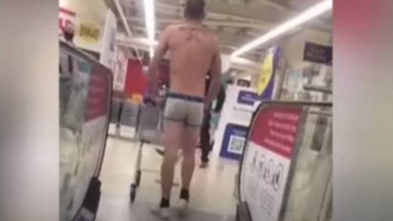 Reclamo en Gales: fue en calzoncillos a una tienda porque está prohibido comprarse ropa