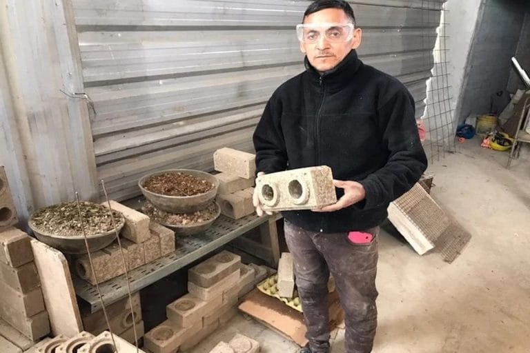 Inventó ladrillos de cartón para poder terminar su casa y ahora los usan en edificios públicos