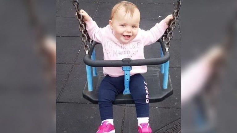 Reino Unido: Una mujer va a juicio por matar a su hija de 19 meses con agua hirviendo