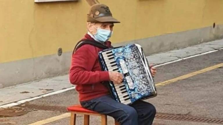 Italia: hombre de 81 años toca el acordeón frente al hospital donde está internada su mujer por coronavirus