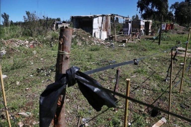 Mendoza reglamentó que quien usurpe terrenos perderá beneficios sociales
