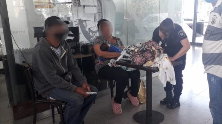 Rosario: intentaron vender a su bebé a otra pareja en la terminal de ómnibus, fueron todos demorados