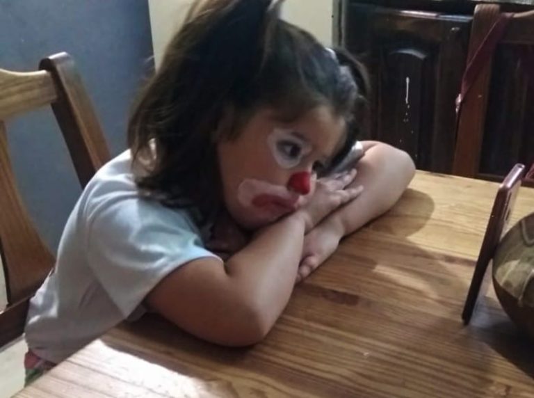 “Una imagen vale más que mil palabras”: Pequeña pampeana tuvo su acto virtual de egreso bajo la triste mirada de su madre