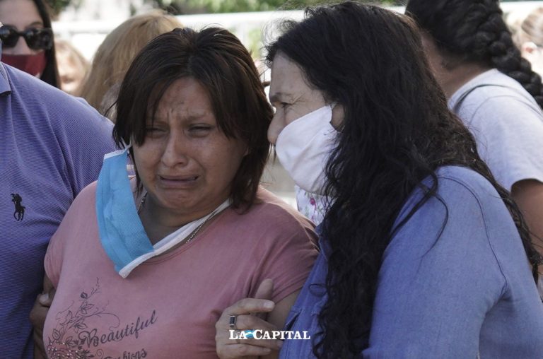 Habló la madre de la chica violada en manada por diez hombres en Rosario: “Cuando la encontré estaba drogada, pensé que se moría en mis brazos”