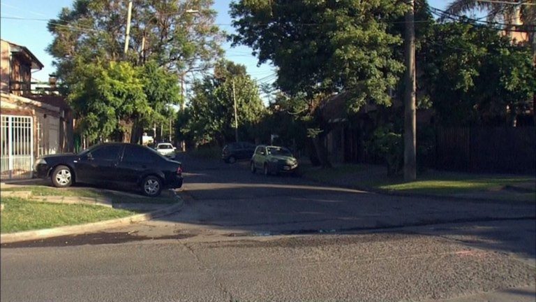 Ituzaingó: puso mal el cambio al sacar el auto de su casa y mató a su mamá