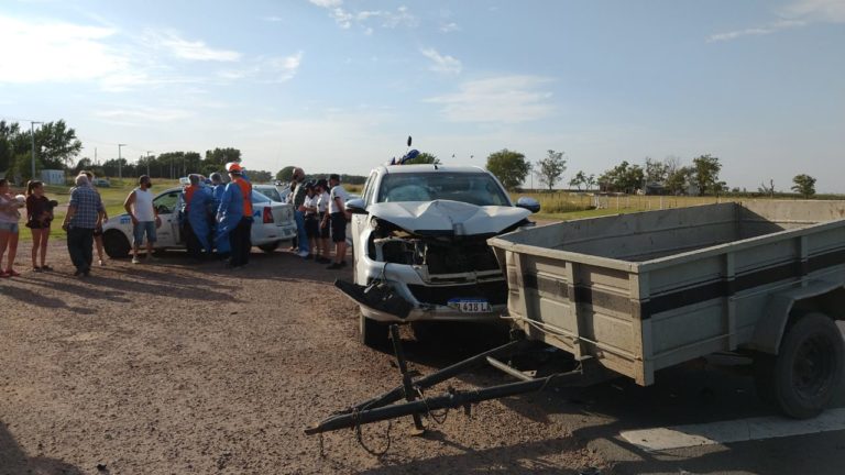 Una camioneta chocó un carro en plena ruta provincial 1,  a 100 metros de la rotonda “El Aeroplano”