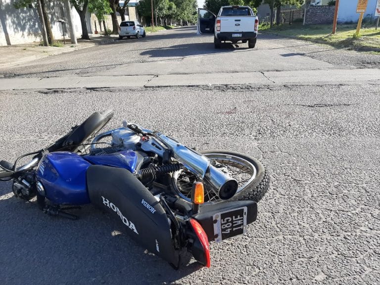Grave accidente dejó a un motociclista con fracturas en el maxilar inferior y en la tibia de su pierna derecha