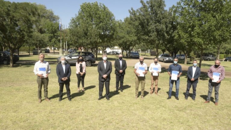 Sergio Ziliotto firmó convenios con seis localidades para construir viviendas por más de $ 71 millones
