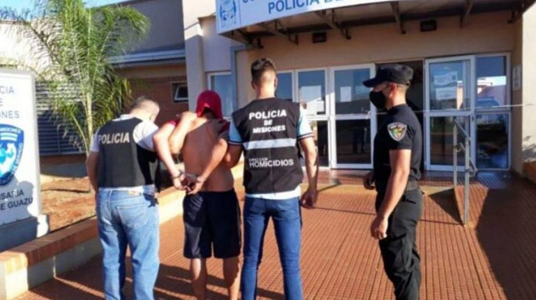 Invitó a su vecino a comer un asado, lo mató y tomó vino mientras incineraba el cuerpo